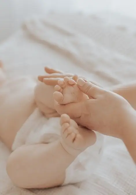 Newborn kuvaus ja vauvahieronta Porvoossa– vauvan ensiviikot ikuistettuna