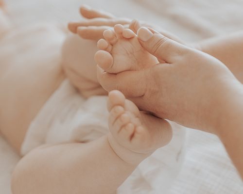 Newborn kuvaus ja vauvahieronta – vauvan ensiviikot ikuistettuna