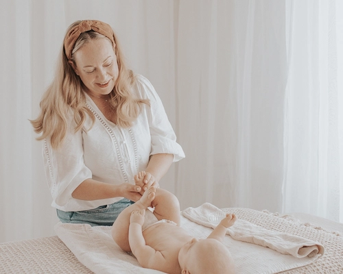 Jenny tekee vyöhyketerapeuttista vauvahierontaa hieroen vauvan jalkoja