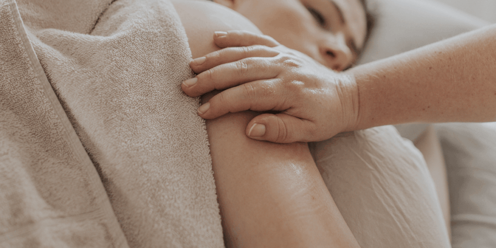 hierojan kädet hieromassa asiakkaan käsivartta klassisessa hieronnassa hoitohuoneessa Porvoossa